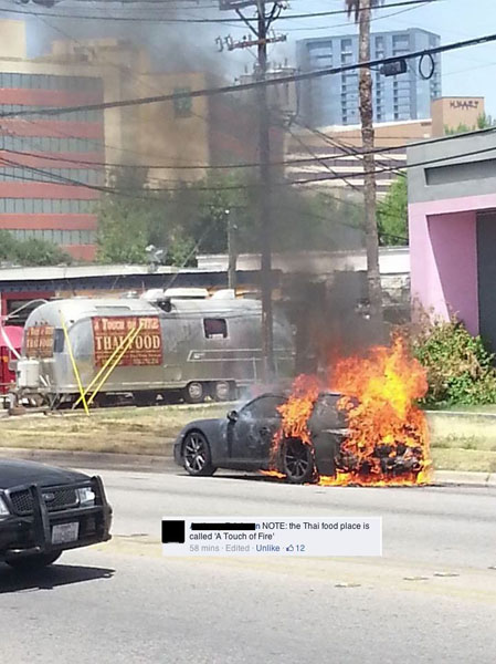Chiếc xe cháy ở ngay gần quán ăn Thái có gắn slogan “bắt lửa”