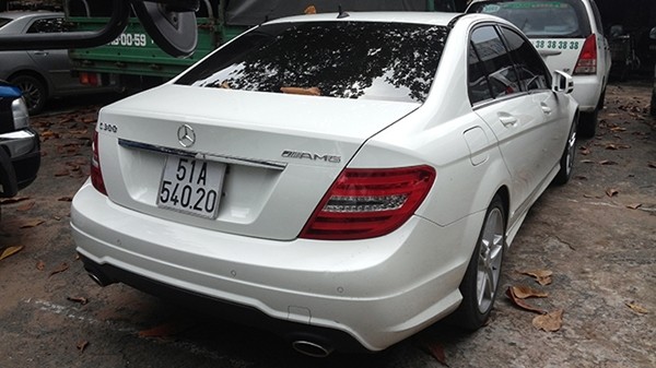 Chiếc Mercedes-Benz C300 của siêu mẫu Phạm Thị Thanh Hằng hiện đang bị tạm giữ tại bãi xe của Công an quận 3 (Ảnh: Đức Thanh - Tuổi Trẻ).