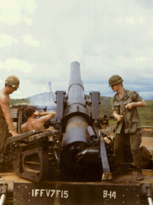 Pháo tự hành M110 tham chiến ở Việt Nam. Ảnh chụp năm 1971
