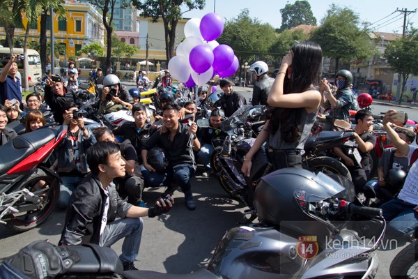Sau đó anh chàng đã quỳ xuống cầu hôn Ái My. Sau đó anh chàng đã quỳ xuống cầu hôn Ái My.