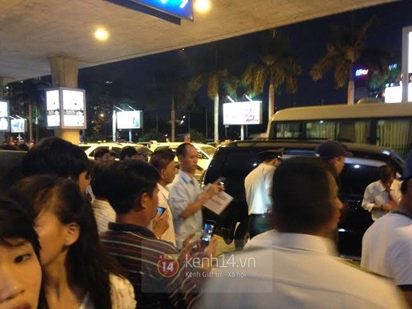 Người dân và các hành khách có mặt tại sân bay tập trung rất đông để chứng kiến vụ việc. Ảnh: Độc giả Oanh Oanh cung cấp.
