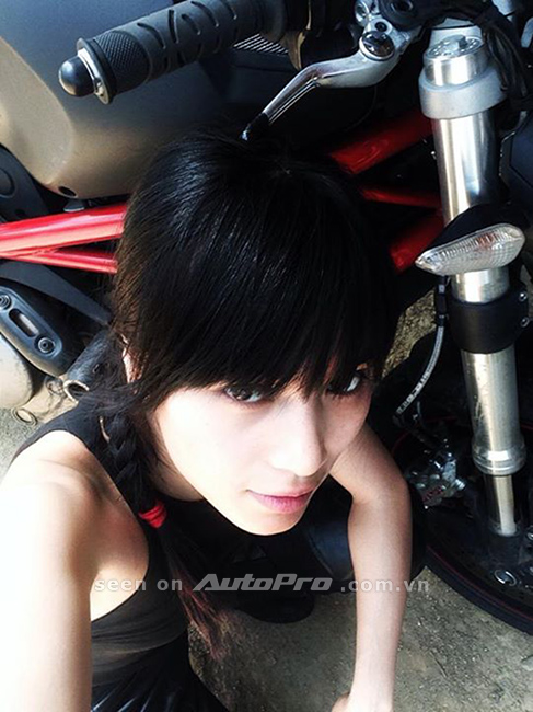 Nữ biker Nhung Kate bên chiếc xe Ducati Monster 795 của mình.