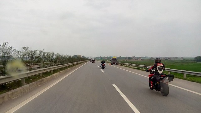 Đoàn môtô phân khối lớn trên cao tốc Nội Bài - Lào Cai