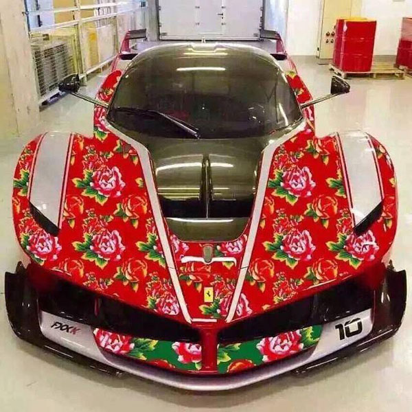 Siêu xe Ferrari FXX K sơn màu &quot;chăn con công&quot;.