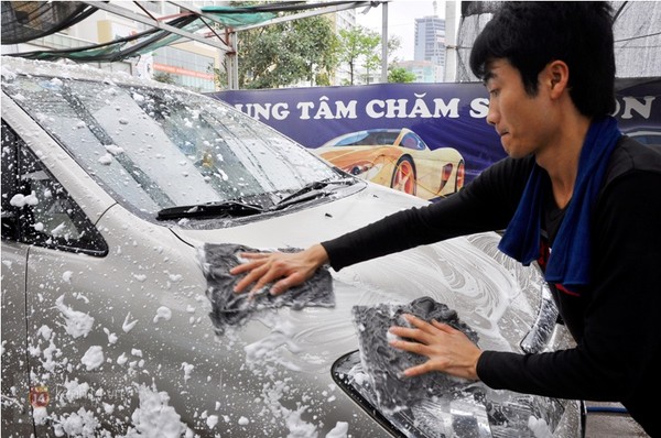 Do Hà Nội mưa kéo dài, các phương tiện có nhu cầu rửa xe tăng đột biến.