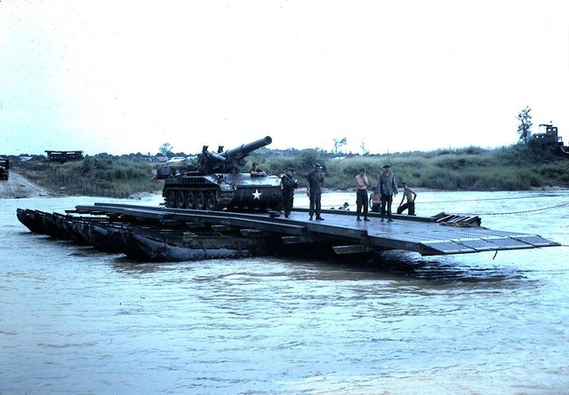 Pháo tự hành M110 di chuyển qua phà trong chiến tranh Việt Nam