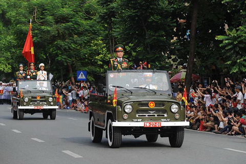 Xe chỉ huy trên phố Nguyễn Thái Học. Ảnh: Vnexpress