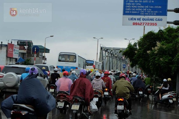 Trên tuyến đường Nguyễn Văn Cừ, hơn 7h sáng lối lên cầu Chương Dương đông nghịt người.