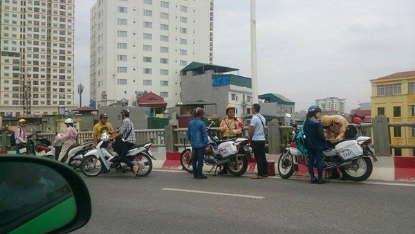 Phía sau điểm chiếc taxi dừng khẩn cấp có một tổ CSGT (Đội CSGT số 4) lập chốt bắt và xử phạt các phương tiện mô tô, xe máy sai làn. Cộng đồng mạng cho rằng việc taxi dừng đỗ như vậy là &quot;bẫy&quot; của CSGT. Ảnh: Dân Việt