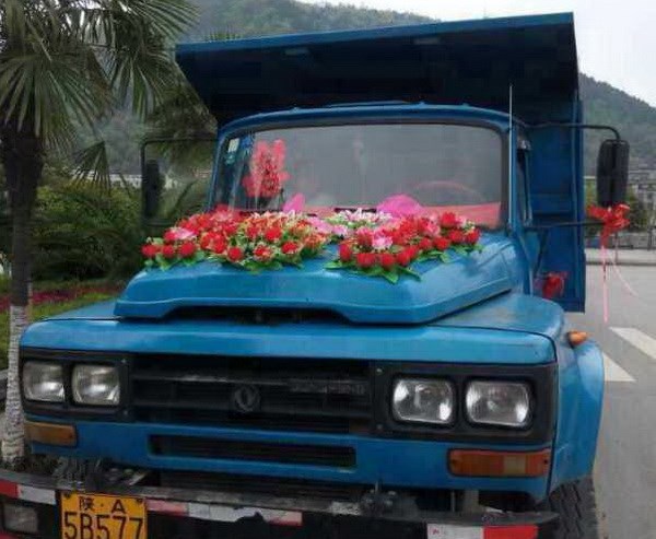 Màn rước dâu hoành tráng bằng 18 xe tải cỡ lớn ở Trung Quốc