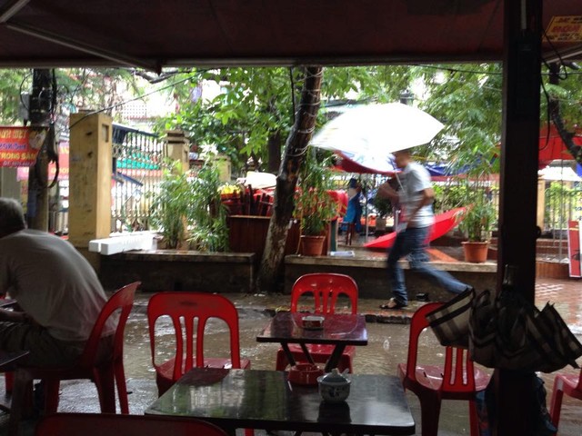 Vắng vẻ và vội vã là những gì có thể cảm nhận được tại một góc quán cà phê tại Thanh Xuân Bắc