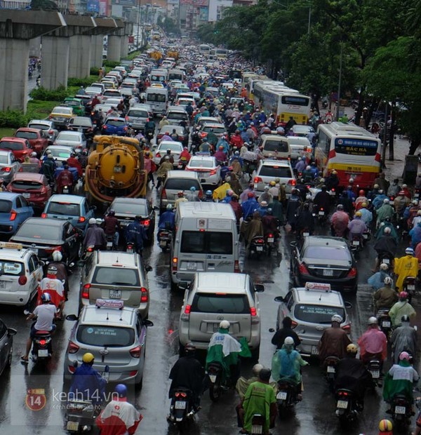 Tuyến đường Nguyễn Trãi, dòng xe nối đuôi nhau di chuyển chậm chạp.