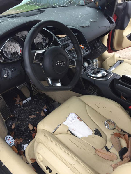 Nội thất toàn rác và lá khô của chiếc Audi R8.