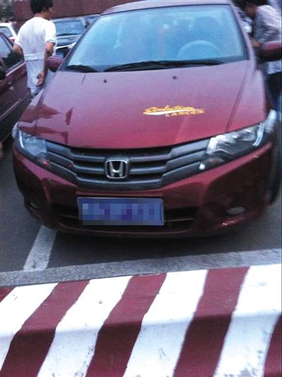 Chiếc Honda City mà cô bé 3 tuổi đã tử vong ở bên trong.