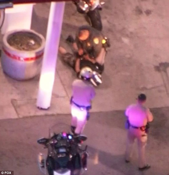 Biker bị cảnh sát còng tay tại cây xăng.