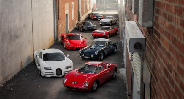 Bugatti Veyron màu trắng và Ferrari Enzo đỏ rực đứng cạnh những chiếc xe khác trong bộ sưu tập sắp được bán đấu giá.