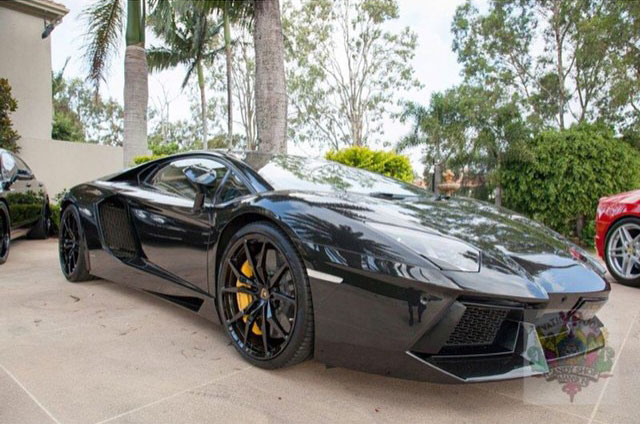 Siêu xe Lamborghini Aventador màu đen cũng thường xuyên được triệu phú người Úc sử dụng.