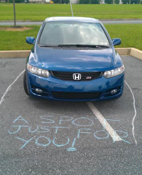 Vẽ hẳn chỗ đỗ xe đặc biệt dành cho chiếc Honda màu xanh.
