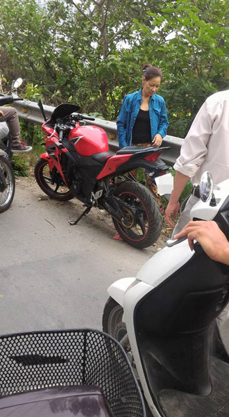 Nam thanh niên đi Honda CBR150R tại hiện trường vụ tai nạn. Ảnh: Nguyen Hoang Lam/Otofun