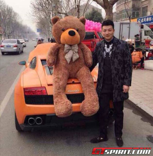 Đại gia Trung Quốc chụp ảnh bên chiếc siêu xe Lamborghini Gallardo gắn gấu bông ở đằng sau.