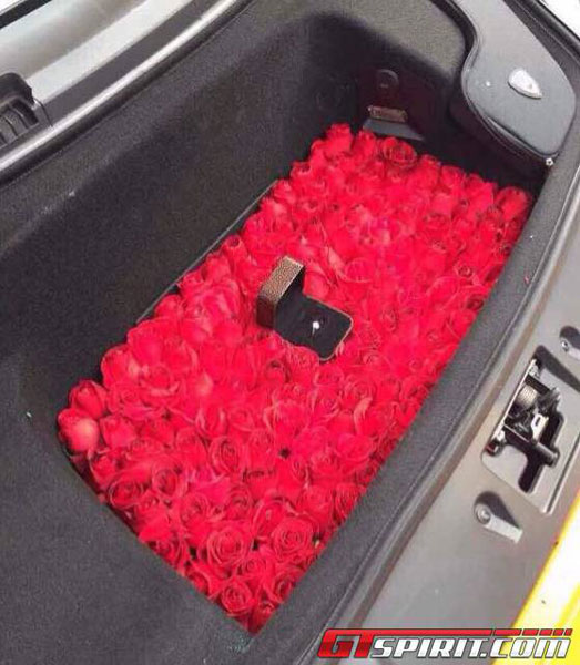 Nhẫn kim cương nằm giữa hoa hồng trong nắp capô của chiếc siêu xe Lamborghini Gallardo.
