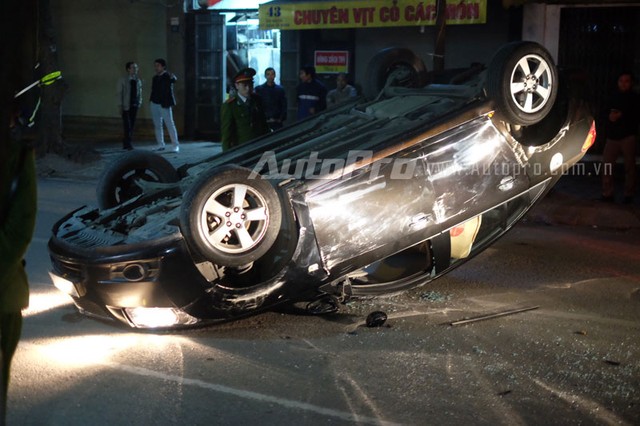 Chiếc Chevrolet Cruze lật ngửa trên phố Thi Sách, Hà Nội.