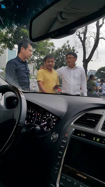Tài xế lái Toyota Vios, tài xế lái xe chở con trai bầu Hiển và bạn của tài xế Toyota Vios (theo thứ tự từ trái qua phải). Ảnh: FBNV
