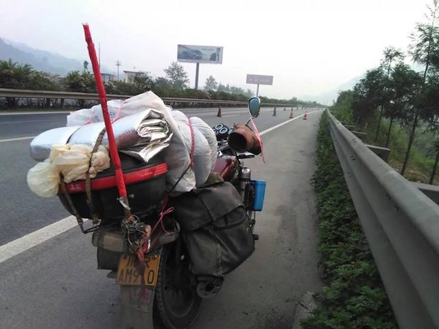 Hành lý của ông Deng trong hành trình du lịch bụi bằng xe máy.