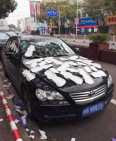 Chiếc xe Toyota đi thuê của bạn trai Li Tan bị dán đầy băng vệ sinh.