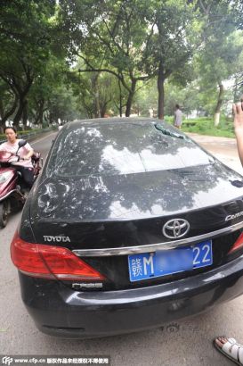 Chiếc Toyota Camry bị ông Cai tấn công.