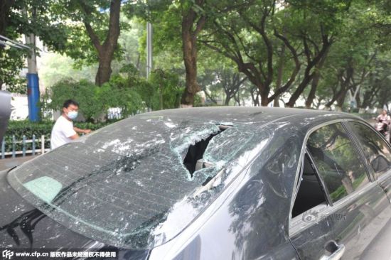 Chiếc Toyota Camry bị ông Cai đập vỡ kính chắn gió sau.