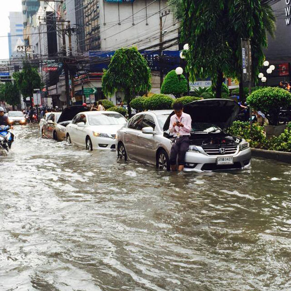 Một chiếc Honda Accord bị chết máy tại Bangkok vì nước ngập.