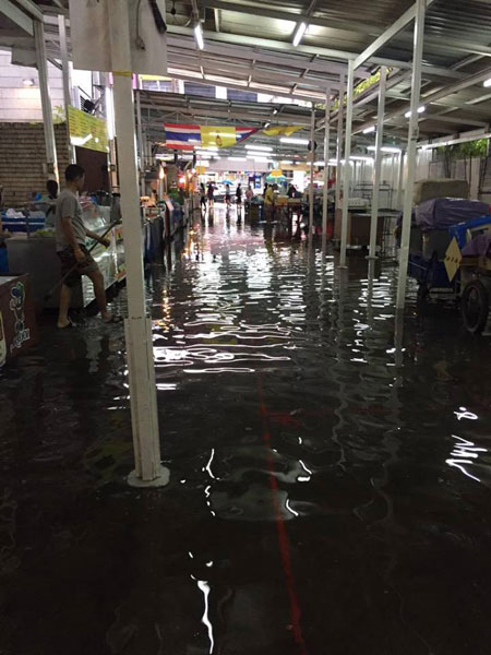 Nước ngập vào các khu chợ tại Thái Lan.