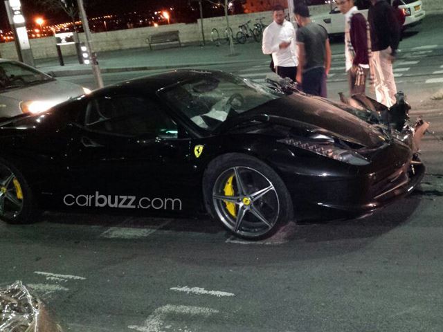 Người lái chiếc Ferrari 458 Italia bỏ trốn khỏi hiện trường vụ tai nạn.
