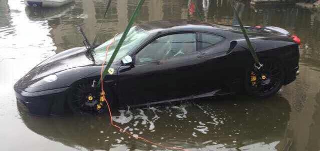 Siêu xe Ferrari F430 được trục vớt từ dưới sông lên bờ.