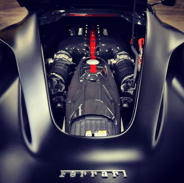 Khối động cơ mạnh mẽ của siêu xe Ferrari LaFerrari.
