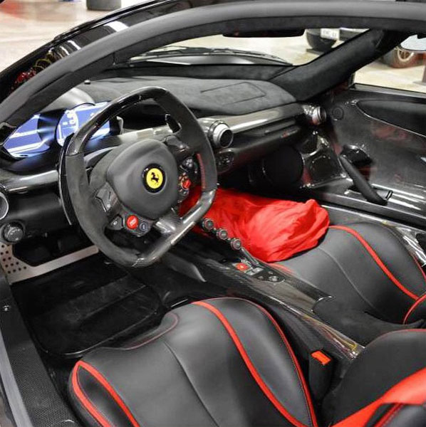 Nội thất hai màu đen-đỏ của chiếc siêu xe Ferrari LaFerrari.