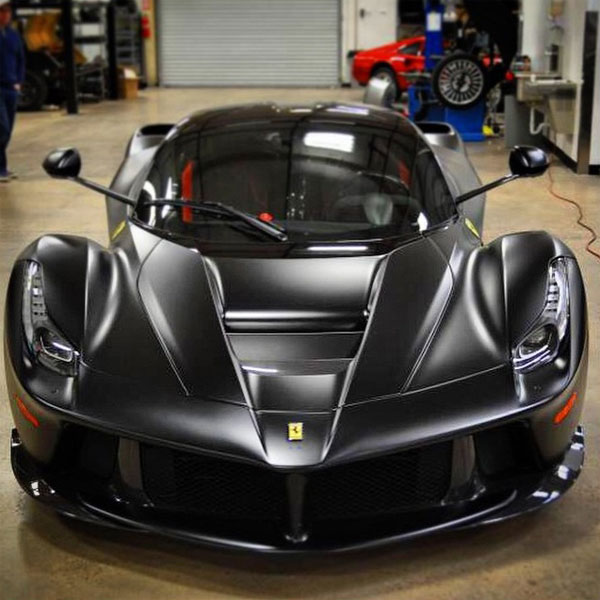 Chiếc siêu xe Ferrari LaFerrari màu đen mờ độc đáo.