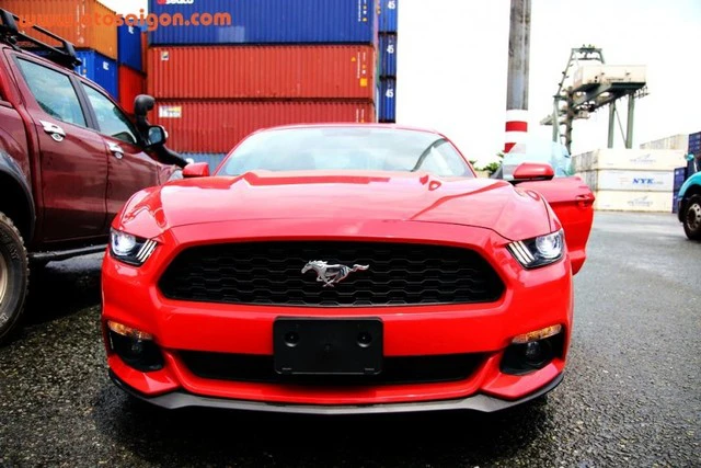 Chiếc Ford Mustang 2015 đầu tiên về Việt Nam được sơn màu đỏ bắt mắt hơn. Ảnh: Otosaigon