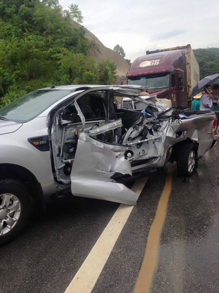 Chiếc Ford Ranger bị xé nát cửa sau vụ tai nạn. Ảnh: Phạm Thùy Linh