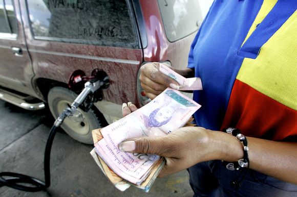 Tổng thống Venezuela đang cân nhắc việc tăng giá xăng.