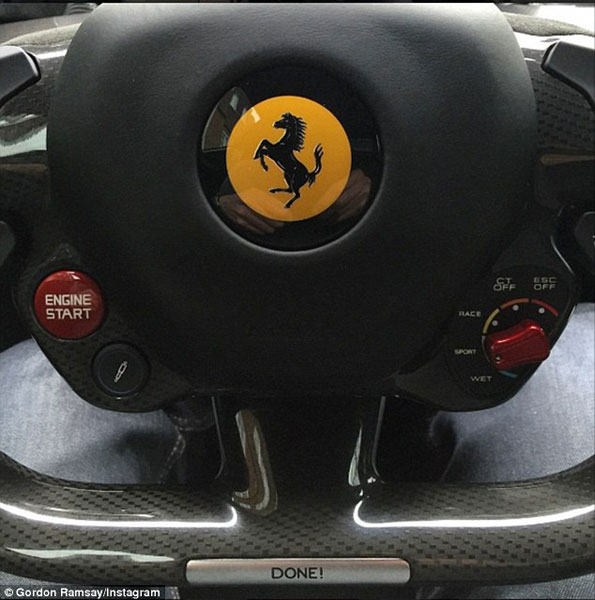 Dòng chữ Done! nằm trên vô lăng của chiếc Ferrari LaFerrari.