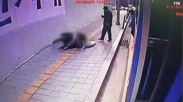 Cặp đôi nam nữ lọt xuống "hố tử thần" bất ngờ xuất hiện trên vỉa hè.