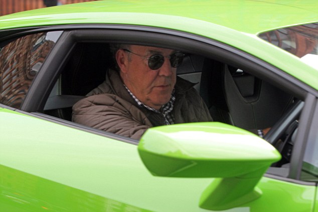 Jeremy Clarkson ngồi sau vô lăng siêu xe Lamborghini Huracan đi mượn.