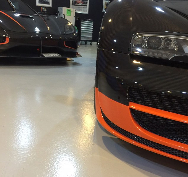 Chiếc siêu xe Koenigsegg Agera RS nằm cạnh &quot;ông hoàng tốc độ&quot; Bugatti Veyron trong garage của ông Musallam.