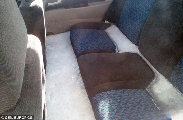 Ghế trong xe cũng bị đóng băng.