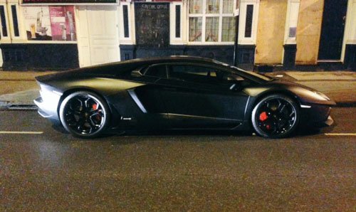 Chiếc siêu xe Lamborghini Aventador màu đen mờ bị cảnh sát tịch thu.