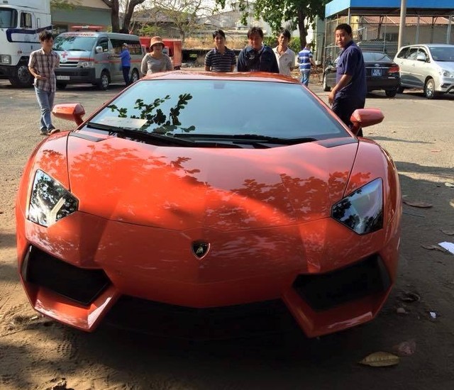 Siêu xe Lamborghini Aventador màu cam thu hút sự chú ý tại trung tâm đăng kiểm hôm 14/3 vừa qua.