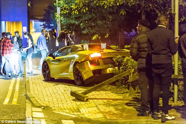 Lamborghini Gallardo Spyder bị bung cản va sau...