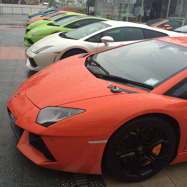 Dàn siêu xe Lamborghini gặp nhau trong mưa.